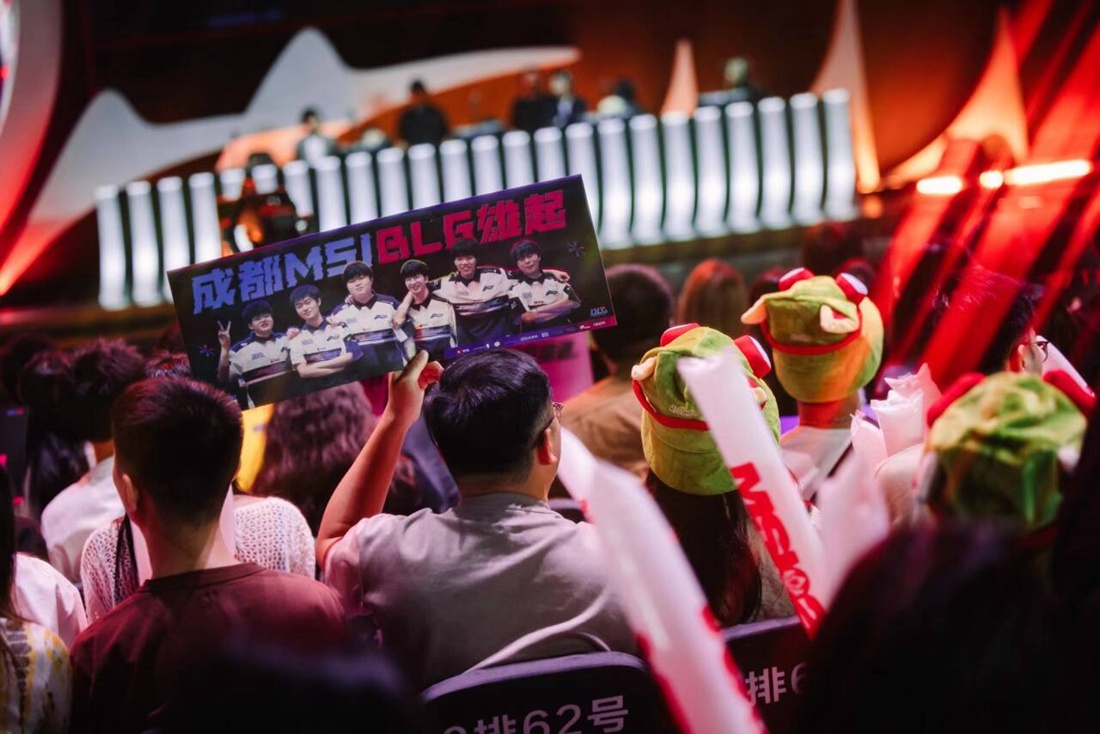 Zeka 真的是个聪明的家伙！在莎士比亚比赛中， Hanwha Life Esports 做出了决定性的决策，赢得了比赛，并在混乱中击败了 Nongshim RedForce 。