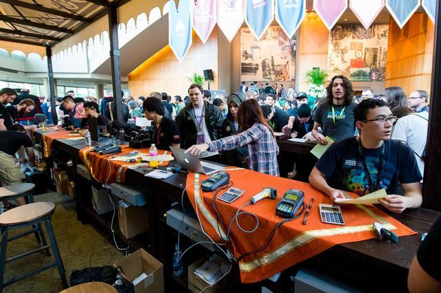 LPL女主持人希然晒照：一会赛前发布会见勒